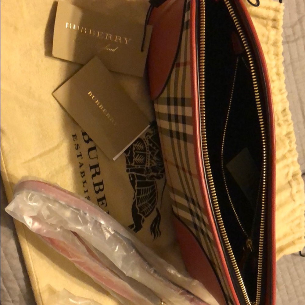 Burberry - Picture 3 of 3